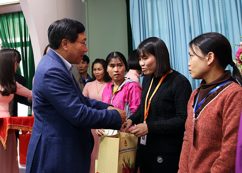 Phó Thủ tướng Phạm Bình Minh thăm, tặng quà hộ nghèo, gia đình chính sách tại Nam Định